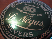 La Maison Lyron vend ses Négus dans de petites boîtes rondes.