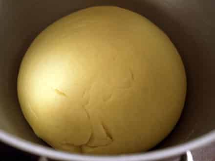 Boule de pâte à brioche après la pousse