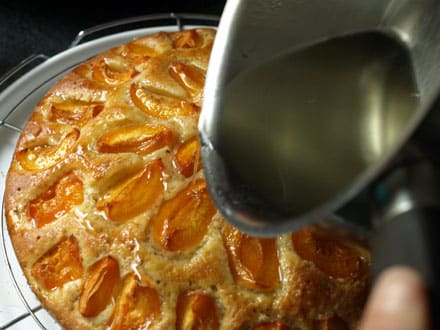 Imbibage du gâteau romarin-abricot