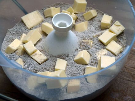 Intégration du beurre dans la pâte sans gluten