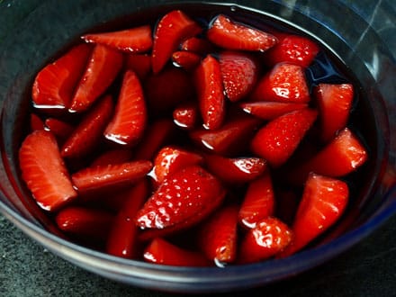 Pochage des fraises dans le vin rouge