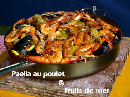 Paella espagnole au poulet et aux fruits de mer (cuisson barbecue)