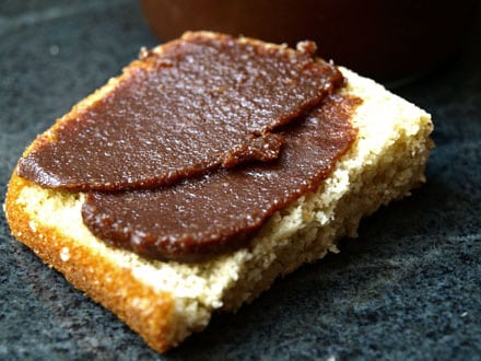 Tartine de pâte à tartiner chocolat noir & noisettes maison