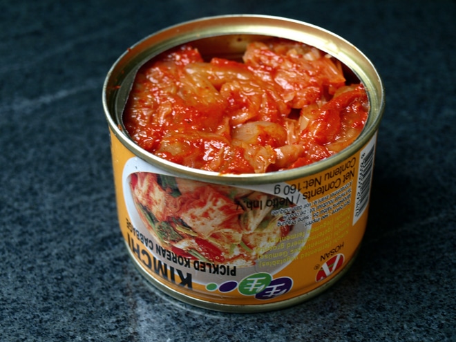 Kimchi en boîte, chou coréen fermenté et pimenté