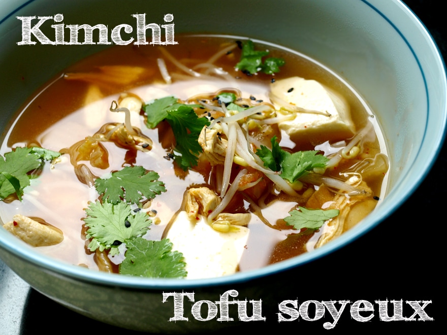 Soupe de kimchi (chou fermenté coréen) et tofu soyeux