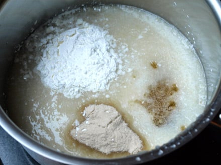 Préparation de la crème à la poire pour la bûche sans gluten