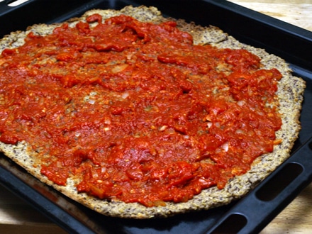 Sauce tomate sur fond de pizza sans gluten