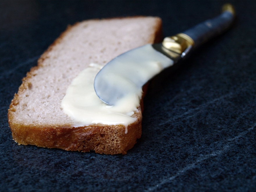 Tranche de pain sans gluten à la châtaigne et purée d'amande