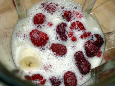 Ingrédients milkshake végétal banane framboise lait d'avoine