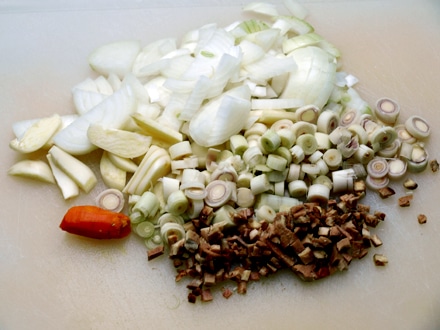 Ingrédients de la marinade du poulet satay : les aromates et rhizomes