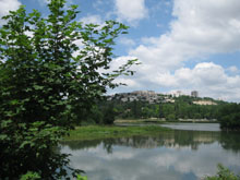 Le lac artificiel de Dijon porte le nom du chanoine Kir.
