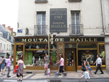 La boutique Maille, rue de la Liberté à Dijon, depuis 1845.