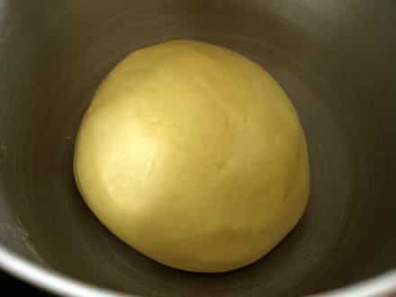 Boule de pâte à brioche avant la pousse