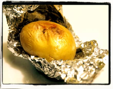 Pommes de terre au four avec aluminium