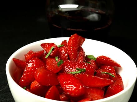 Salade de fraises vigneronne (et vin de fraises)