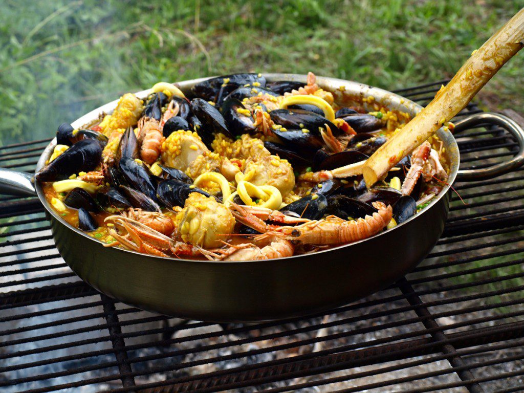 Paella au poulet et aux fruits de mer