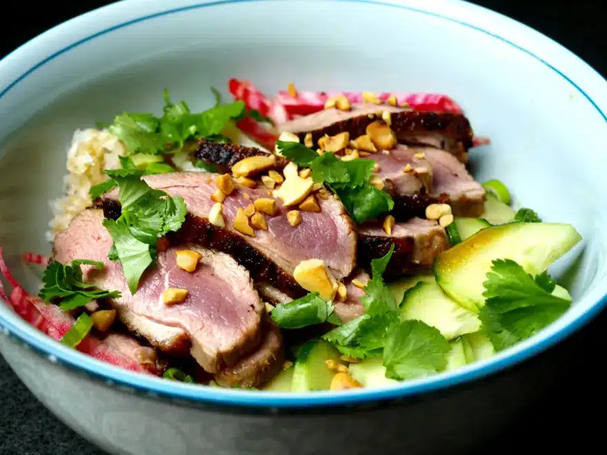 Magret de canard à la thaïe (citronnelle, gingembre, citron vert)