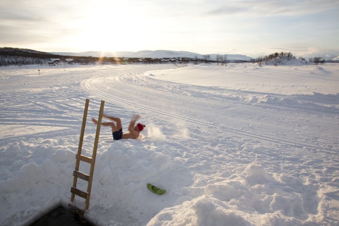finlandais-nu-dans-la-neige-880©visit-finland