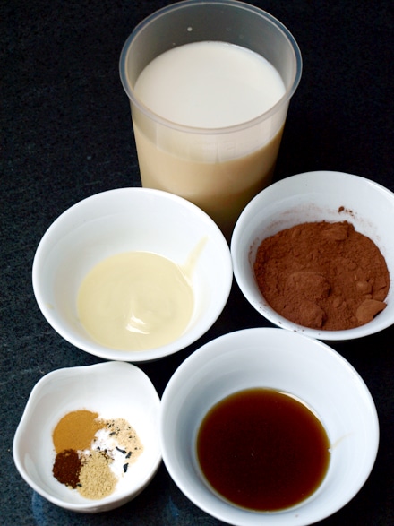 Ingredients du chocolat chaud au lait d'amande et épices
