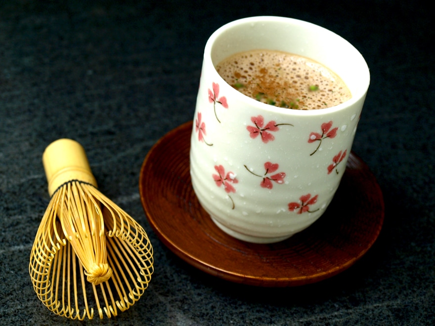 Tasse de chocolat chaud au thé matcha
