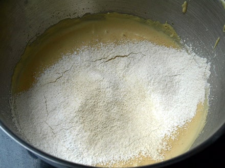 Ajout des farines sans gluten tamisées
