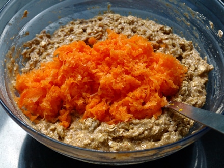 Ajout des carottes râpées à la pâte à muffin sans gluten