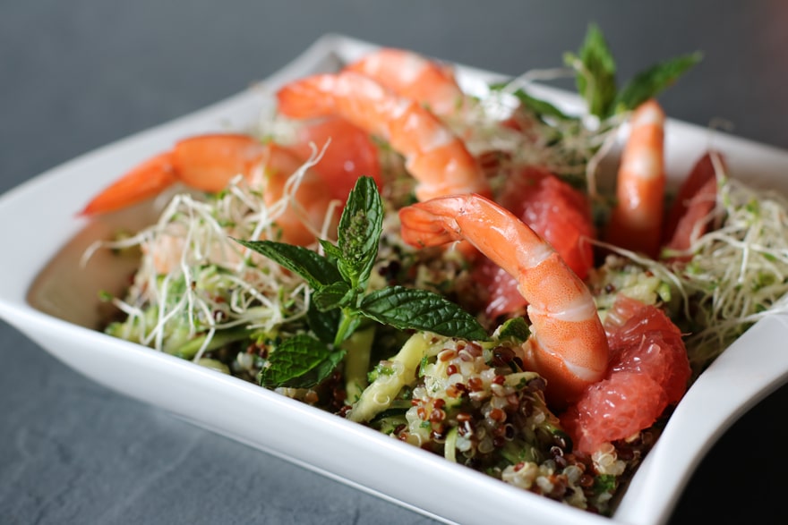 Salade de quinoa aux crevettes et pampleomousse